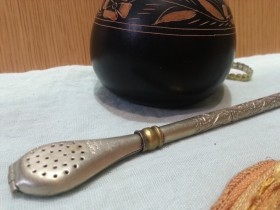 Mate. Conjunto de perolo y cucharilla para mate. Años 90