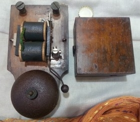 Timbre antiguo. En caja de madera. Origen francés.