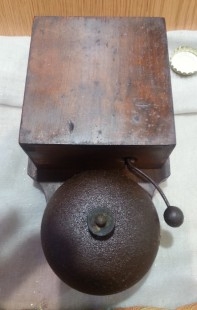 Timbre antiguo. En caja de madera. Origen francés.