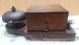 Timbre antiguo. En caja de madera. Origen francés.