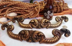 Tiradores. Conjunto de agarraderas, pomos para reutilizar. En latón.