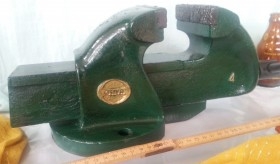 Tornillo de apriete para banco. Torno. Enorme herramienta. Marca Oliva