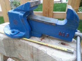 Tornillo de apriete para banco. Torno. Buena herramienta. 13 kg. Excelente estado.