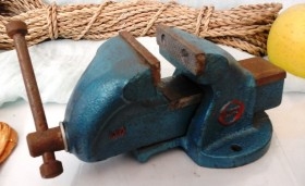 Tornillo de banco. De fundición. Marca Oliva. Pequeño tamaño. Útil 100%