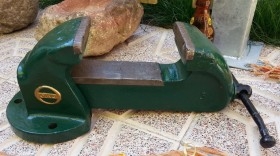 Tornillo de apriete para banco. Torno. Enorme herramienta. Marca Oliva