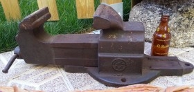 Tornillo de banco de apriete. Rústico y antiguo. Marca arno.
