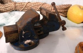 Tornillo de banco. De fundición. Marca Oliva. Pequeño tamaño. Útil 100%