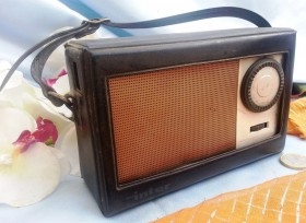 Viejo transistor, radio marca "Inter". Old transistor radio brand "Sanyo"