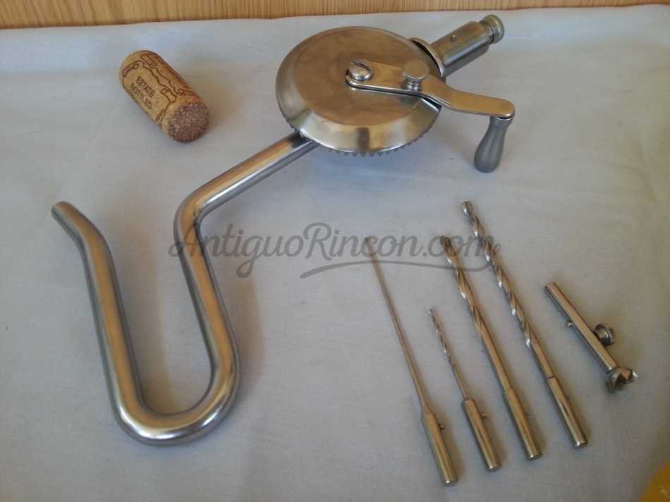 Trepanador. Taladro quirúrgico. Años 50. Excepcional estado. Trepanning drill for rent. Con brocas. Utilería online.