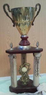 Trofeo viejo en madera y metal. Para decoración vintage.