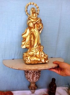 Virgen María con peana de madera artesanal