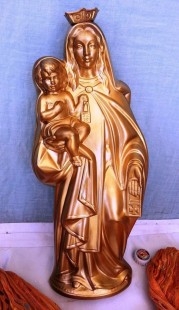 Virgen María con niño. Figura en metal. Toda dorada.
