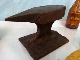 Antiguo yunque, muy viejo. 2 kg. Artesanal. Excepcional pieza. Old anvil for rent. Atrezzo para publicidad.