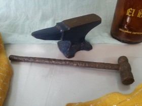 Yunque pequeño. Tas. De orfebre o joyero. Con martillo a juego.