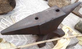 Antiguo yunque, bigornia. 50 kg. Maestro herrero. Old anvil. Master smith