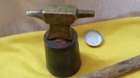 Yunque viejo. Tas. De orfebre o joyero. Pequeño. Con martillo a juego.