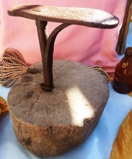 Antiguo yunque de zapatero sobre pieza de madera. Fantástico objeto de decoración