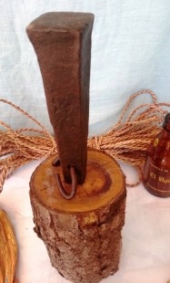 Centenario yunque de joyero. Tas. Pieza original. Sobre rollizo madera