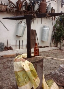 Yunque, bigornia. 40 kg. Maestro hojalatero. En su rollizo de madera.