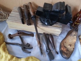 Conjunto herramientas de zapatero. Antiguas y emblemáticas. Set tools of shoe for rent. Objetos de zapatería antigua.