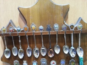 Cucharillas de té. Colección de 20 unidades. Con su expositor de madera. Tea spoons.