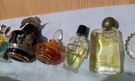 Perfumes en miniatura. Colección de 7 tarros en vidrio diferentes.