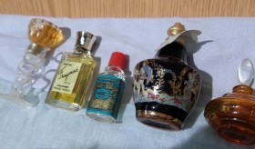 Perfumes en miniatura. Colección de 7 tarros en vidrio diferentes.