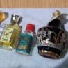 Perfumes en miniatura. Colección de 7 tarros en vidrio diferentes.