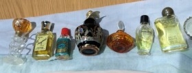 Perfumes en miniatura. Colección de 7 tarros en vidrio diferentes.