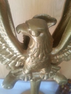 Águila grande en hierro. Dorada. Sobre pedestal artesanal.
