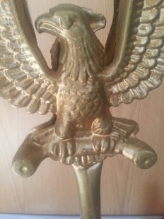 Águila grande en hierro. Dorada. Sobre pedestal artesanal.
