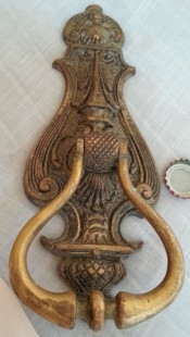 Aldaba. Llamador en bronce y latón. Años 70.