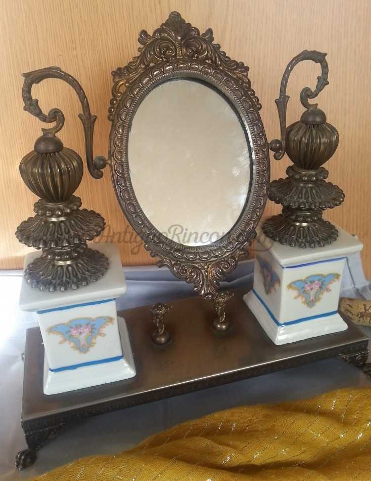 Tocador antiguo de los años 30. Preciosa pieza de colección y decoración en bronce y porcelana. Tocador antiguo de los años 30. Preciosa pieza de colección y decoración en bronce y porcelana.