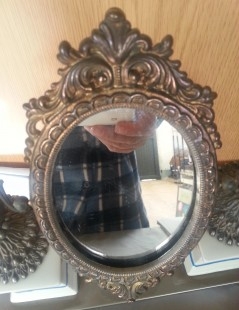 Tocador antiguo de los años 30. Preciosa pieza de colección y decoración en bronce y porcelana.