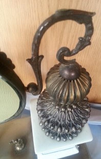 Tocador antiguo de los años 30. Preciosa pieza de colección y decoración en bronce y porcelana.
