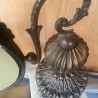 Tocador antiguo de los años 30. Preciosa pieza de colección y decoración en bronce y porcelana.