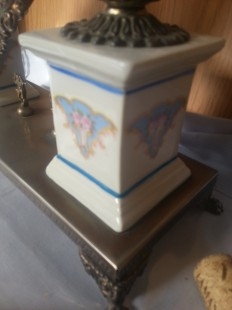 Tocador antiguo de los años 30. Preciosa pieza de colección y decoración en bronce y porcelana.