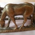 Pieza de escritorio guarda-cartas. En bronce. Caballo pastando. Letters rAck.