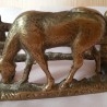 Pieza de escritorio guarda-cartas. En bronce. Caballo pastando. Letters rAck.