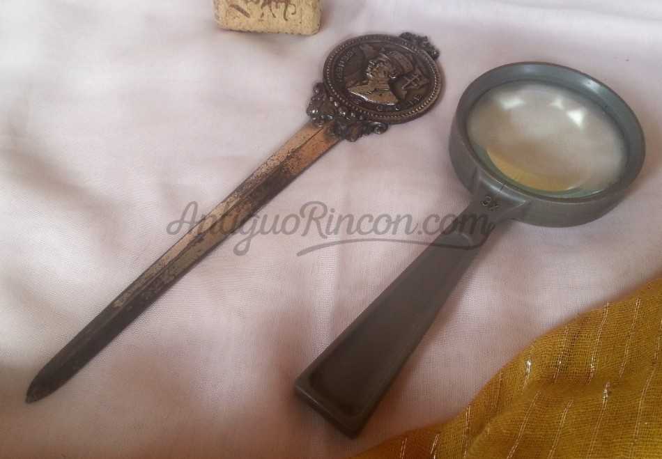 Lupa vintage y abre-cartas metálico. Años 70. Magnifying glass Lupa vintage y abre-cartas metálico. Años 70. Magnifying glass
