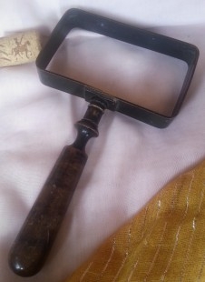 Lupa antigua en metal. Origen japonés. Años 40. Sin vidrio. Magnifying glass