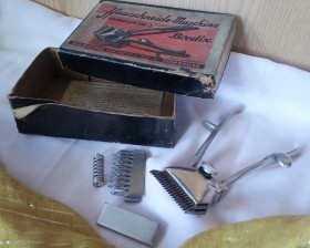 Vieja maquinilla de barbero. Para cortar el pelo. Old hairdressing machine