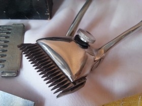 Vieja maquinilla de barbero. Para cortar el pelo. Old hairdressing machine