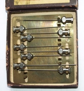 Antigua jeringa en su caja original de madera. Buena pieza de colección. Ancient syringe