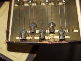 Antigua jeringa en su caja original de madera. Buena pieza de colección. Ancient syringe