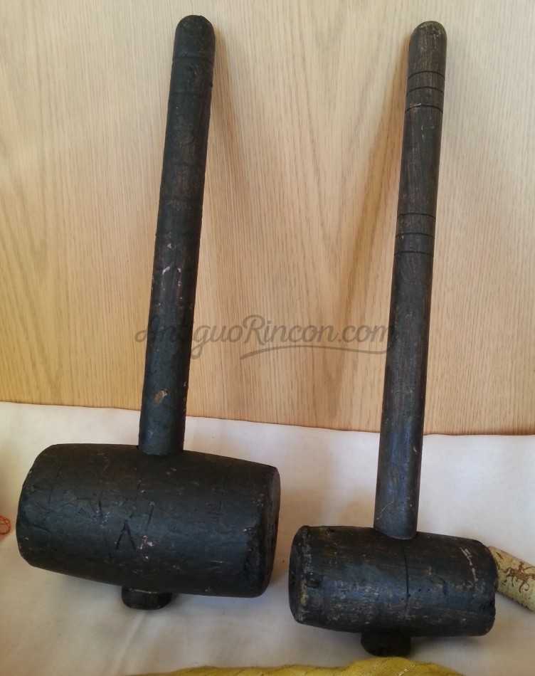 Mazas de madera viejas. Pareja. Herramientas emblemáticas. Old maces. Mazas de madera viejas. Pareja. Herramientas emblemáticas. Old maces.