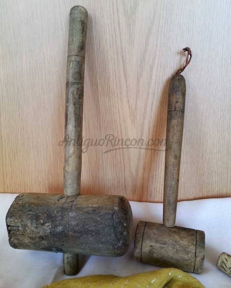 Mazas de madera viejas. Pareja. Herramientas emblemáticas. Old maces.