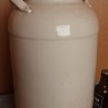 Lechera en cerámica. Años 70. Mal estado.