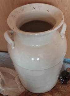 Lechera en cerámica. Años 70. Mal estado.