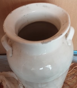 Lechera en cerámica. Años 70. Mal estado.